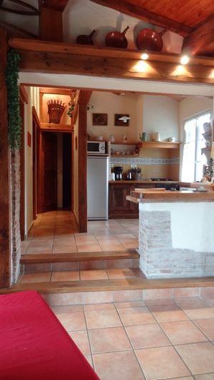Photo du gite La Grange Neuve, à Montferrier dans l'Ariège, interieur espace cuisine 01