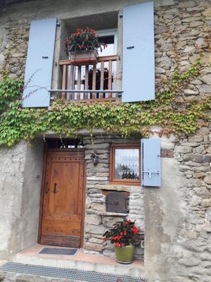 Photo du gite La Grange Neuve, à Montferrier dans l'Ariège, exterieur facade nord entree