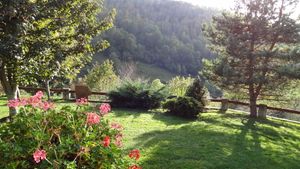 Photo du gite La Grange Neuve, à Montferrier dans l'Ariège, exterieur jardin 01